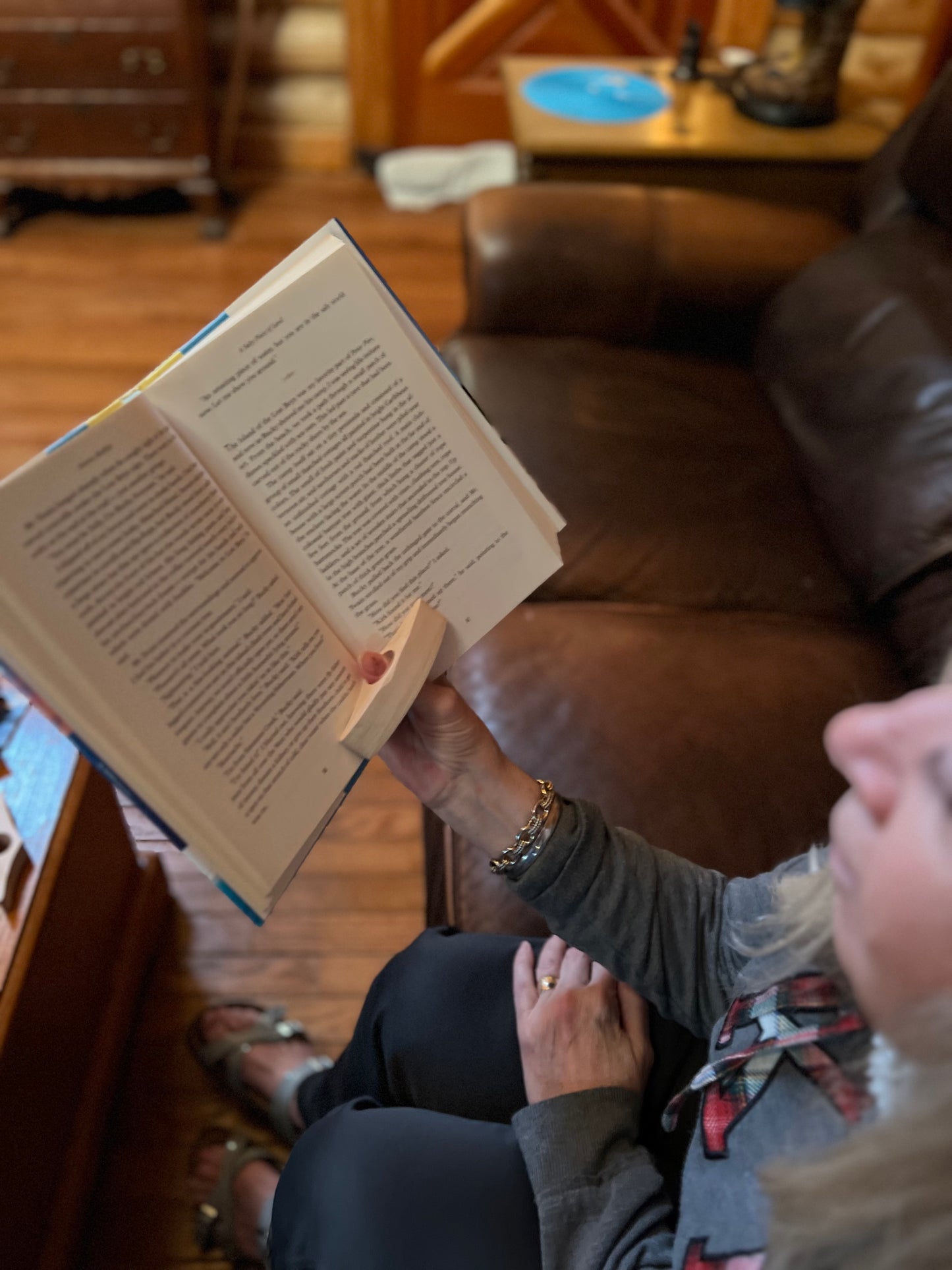CURVED THUMB BOOK HOLDER