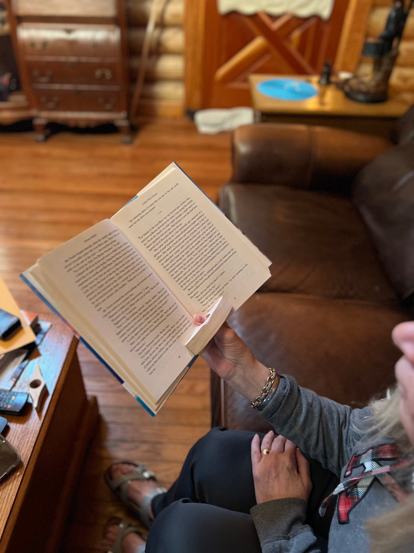 FANCY THUMB BOOK HOLDER